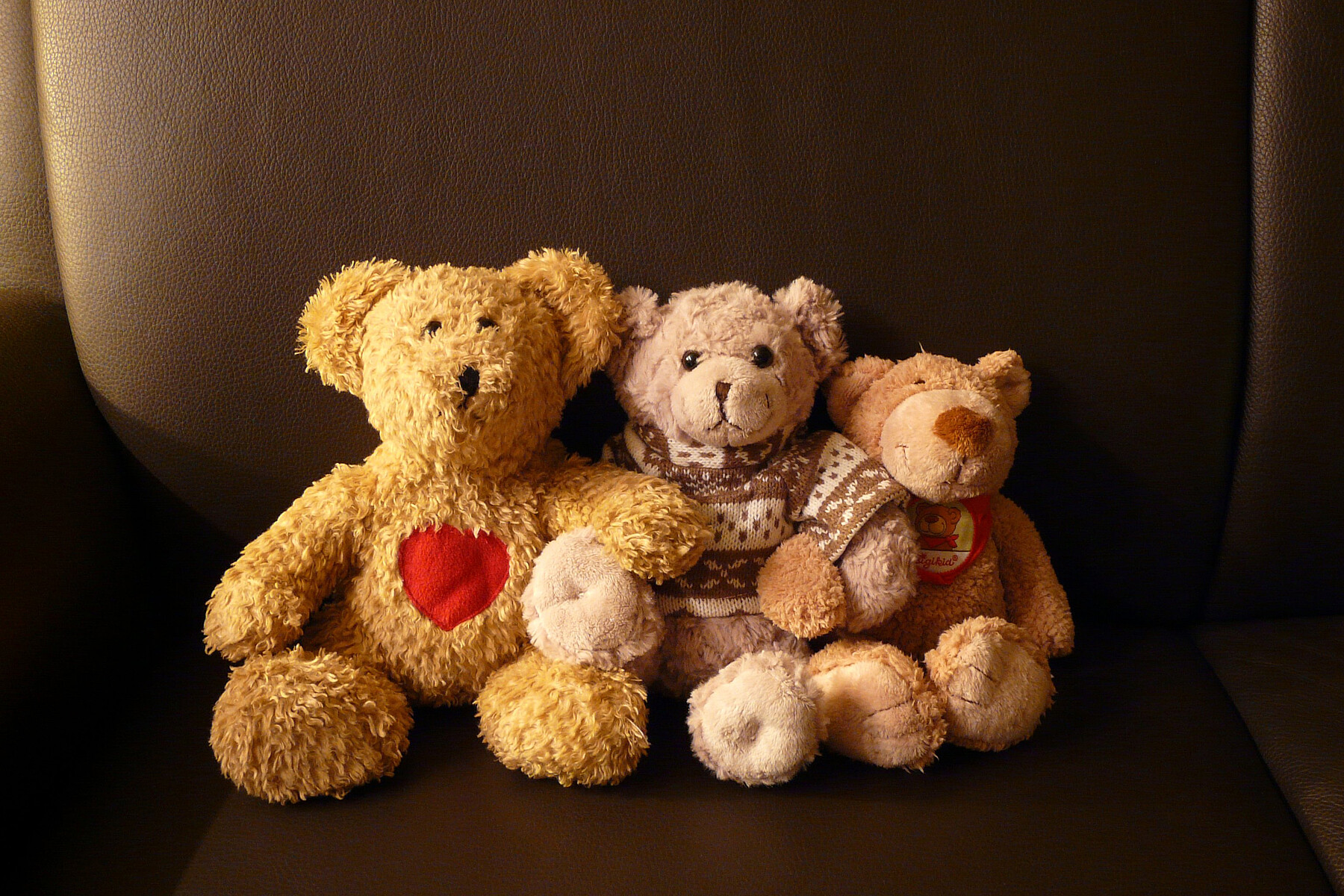 Teddyfamilie auf einem Sofa