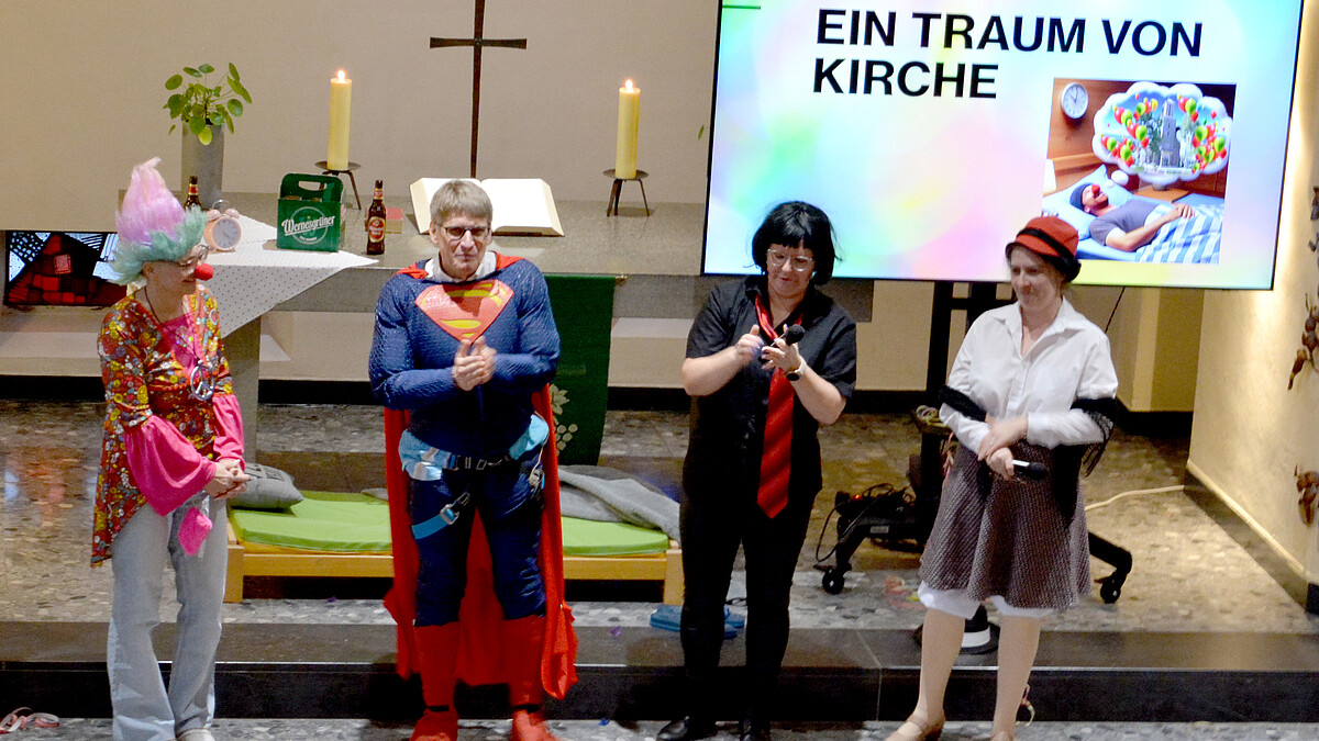Heidi Zick, Pfarrer Jochen Gürtler, Simone Wehr und Claudia Däsler begeisterten die närrische Gottesdienstgemeinde.