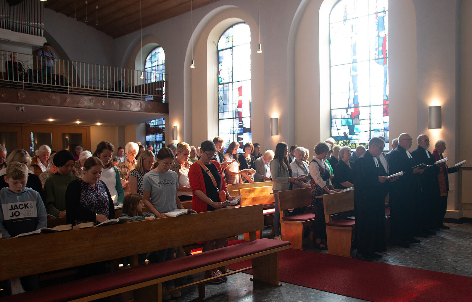 Viele Gemeindeglieder, Weggefährten und Gäste warenin die Friedenskirche in Baesweiler gekommen, um Ulrich Schuster zu verabschieden.