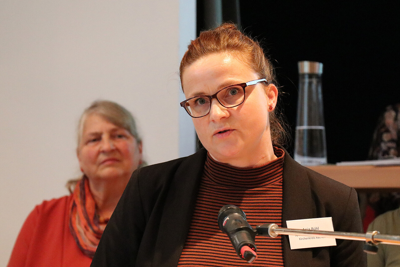 Anja Bühl ist seit 2023 neue Referentin für sexuelle Bildung im Ev. Kirchenkreis Aachen. Sie ist damit nicht nur verantwortlich für die Planung und Durchführungen von Präventionsschulungen gegen sexuelle Gewalt, sondern auch auch für Fragen zu Schutzkonzepten, Sexualpädagogik, Genderfragen und LGBTQ+-Identitäten.